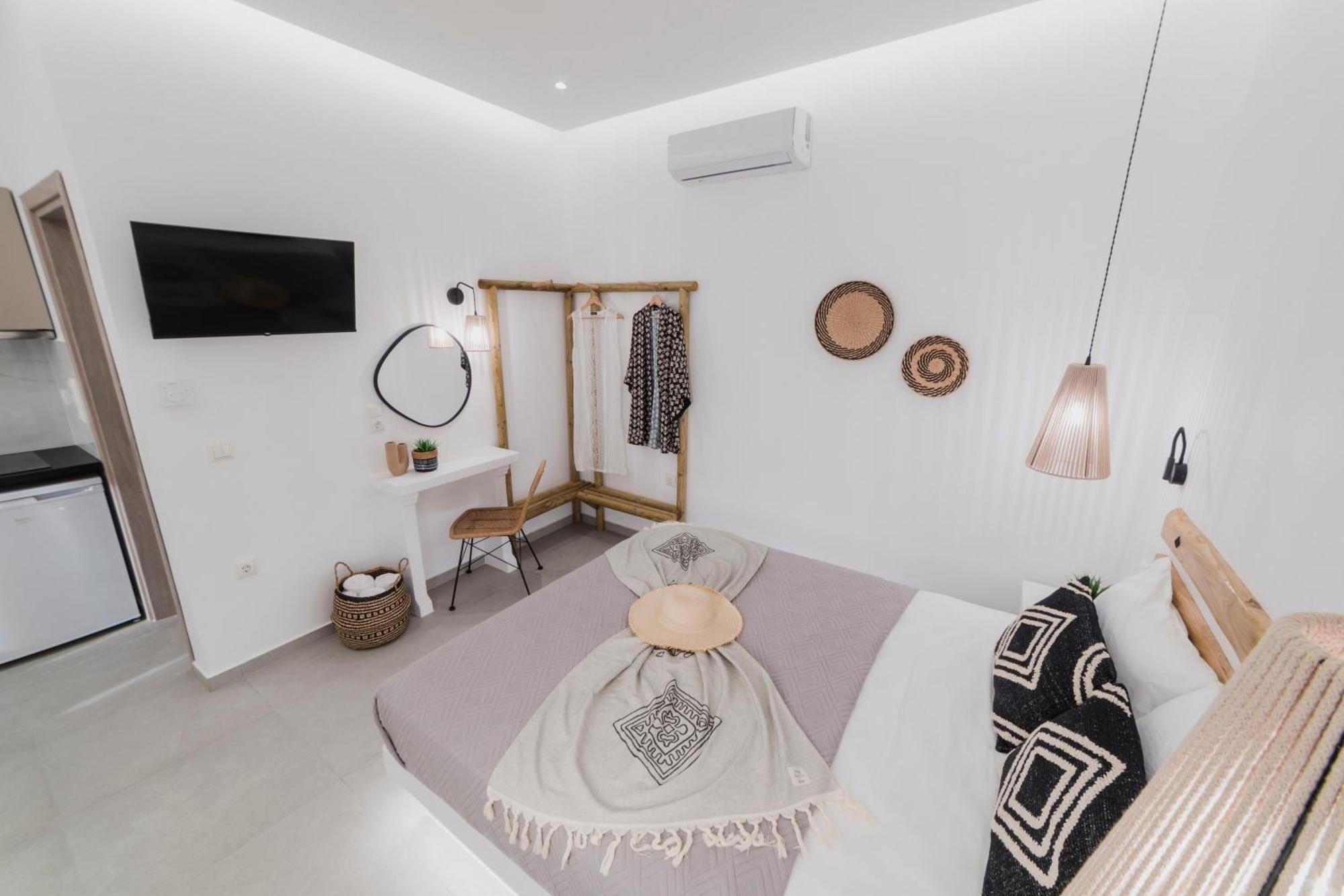 Petros & 2* Naxos City